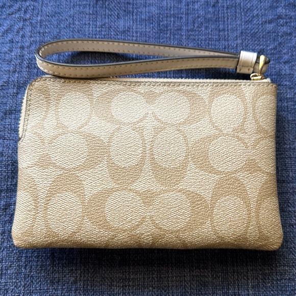 Coach - Corner Zip Wristlet In Signature Canvas - Picture 3 of 4